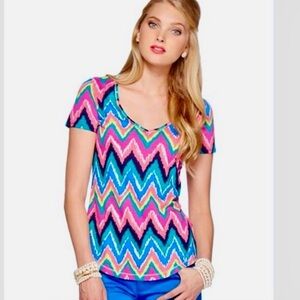Lilly Pulitzer Hearts a Flutter Chevron Tee Top Multicolor V Neck Size XS
